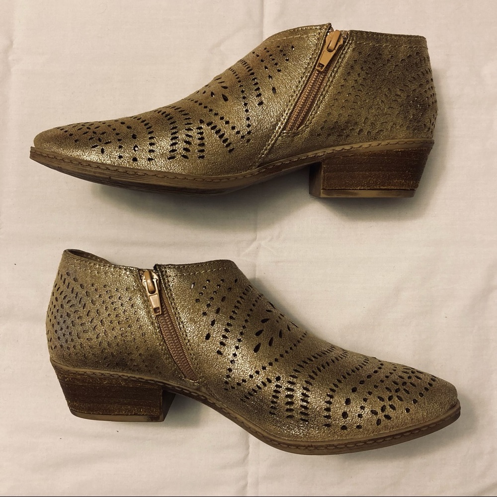 Gold Metallic Shoes by ‘Not Rated’ brand